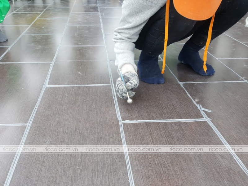 sử dụng keo chít mạch gạch lát nền an toàn chắc chắn