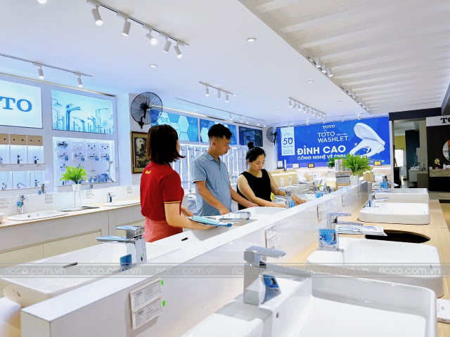 sử dụng giá kệ có thể giúp trưng bày