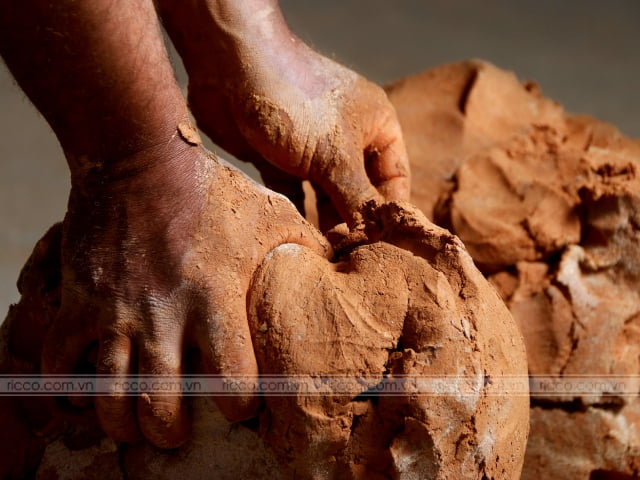 Gạch ốp lát được làm chủ yếu từ đất hoặc bột đá