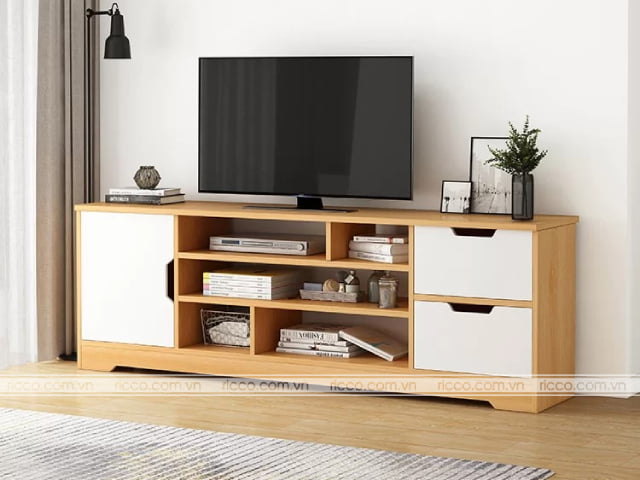 Kệ gỗ công nghiệp tích hợp nhiều ngăn tủ giúp tăng không gian lưu trữ đồ