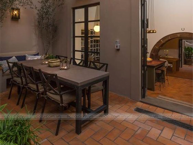 Gạch giả cổ lát nền kiểu lát vuông góc tại nhà hàng