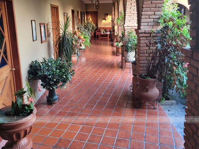 Gạch giả cổ lát nền nhà hàng