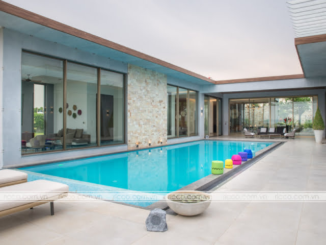 gạch lát quanh bể bơi vân xi măng tone màu xám