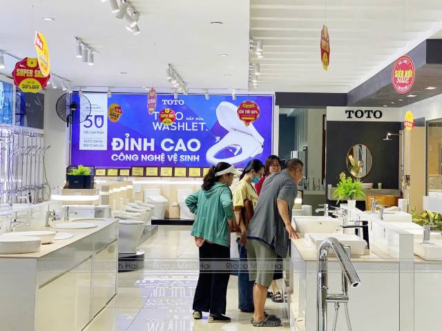 Rất nhiều khách hàng đã đến showroom Minh Hải Plaza để mua trọn bộ thiết bị vệ sinh